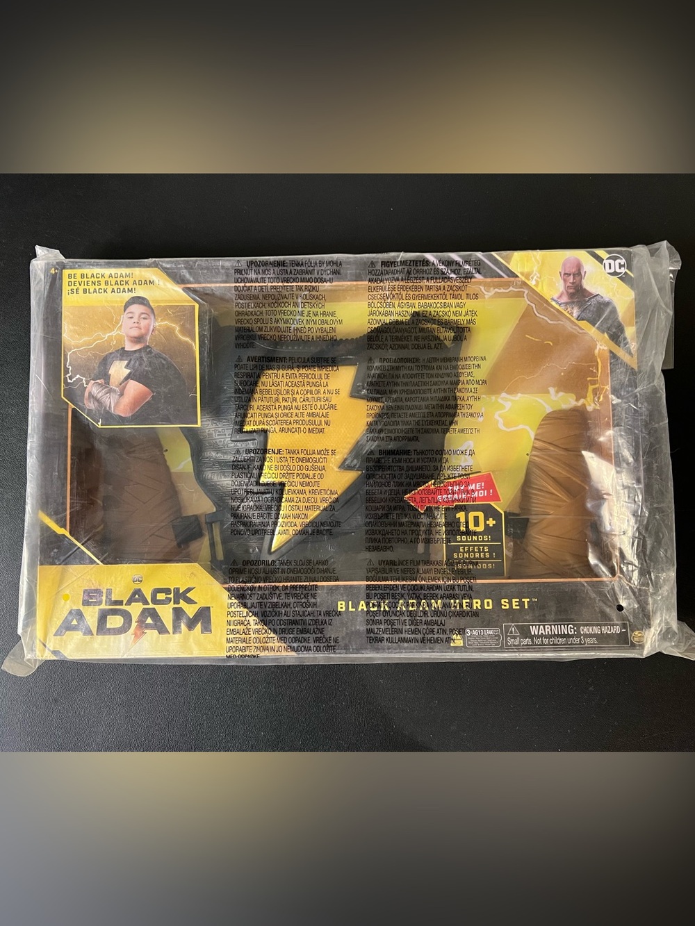 Black Adam Deluxe Roleplay Set - Spin Master Light-up Chest Plate, Gauntlets Cap